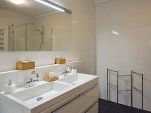 Shower, towels - Spacious modern apartment in Scheveningen (Den Haag)