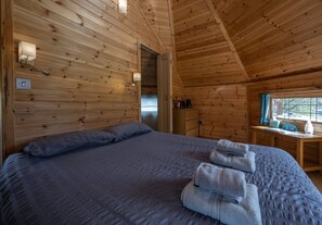 1 bedroom, desk, bed sheets