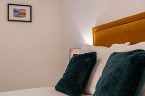 2 bedrooms, desk, iron/ironing board, WiFi