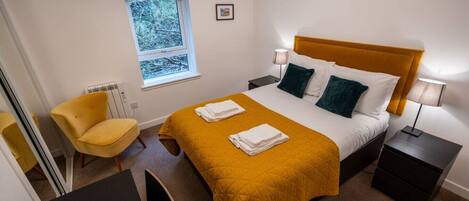 2 bedrooms, desk, iron/ironing board, WiFi