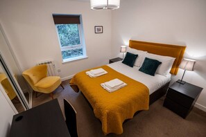 2 bedrooms, desk, iron/ironing board, WiFi