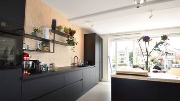 Een koelkast, een magnetron, een vaatwasser