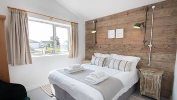 4 bedrooms, desk, iron/ironing board, travel cot