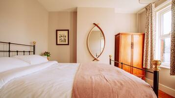 2 habitaciones, escritorio, tabla de planchar con plancha y wifi