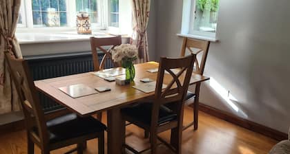 AMAZING 5 BEDROOM HOUSE FOR 9