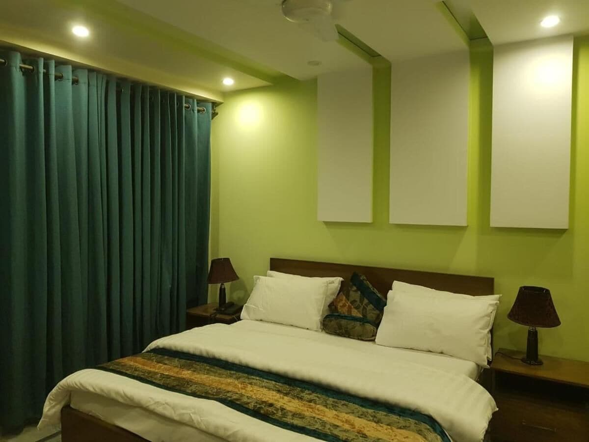 deluxe room | iron/ironing board, free wifi, bed sheets