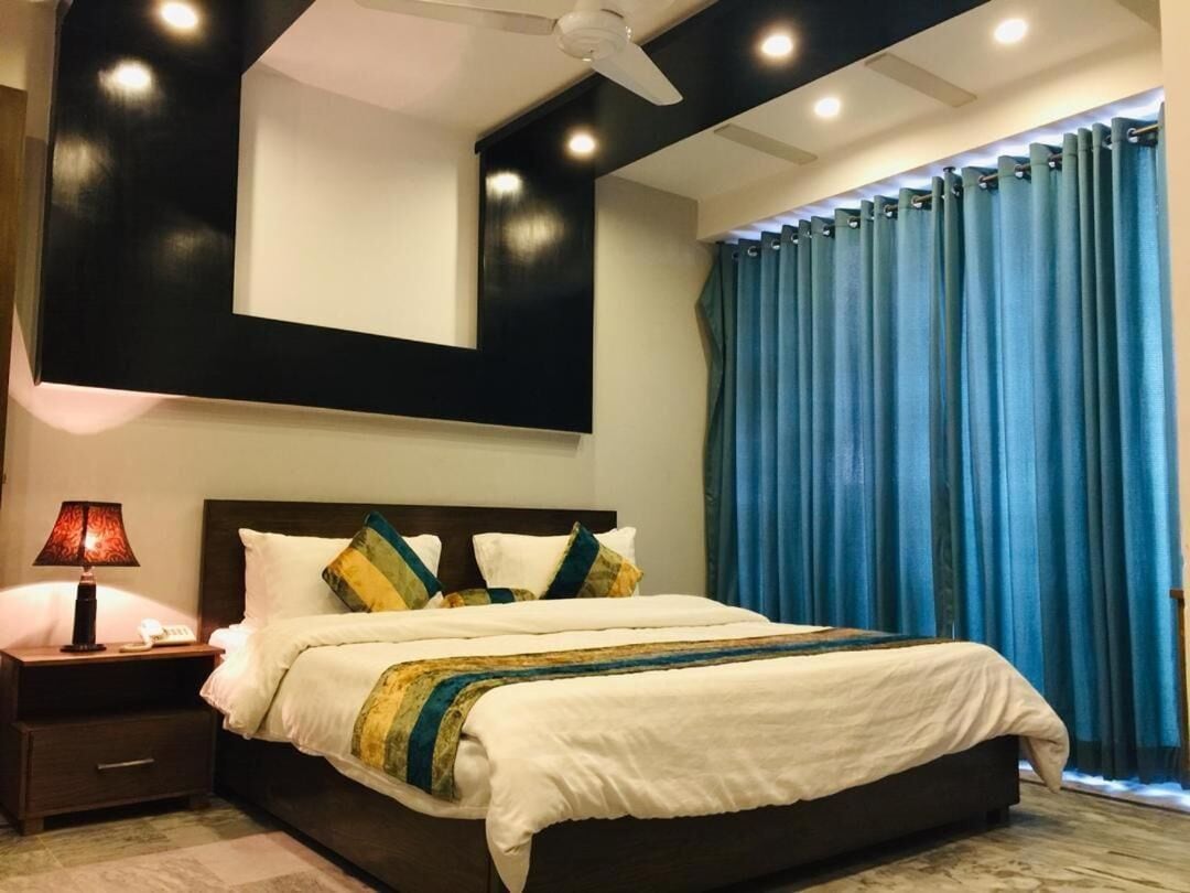 deluxe room | iron/ironing board, free wifi, bed sheets