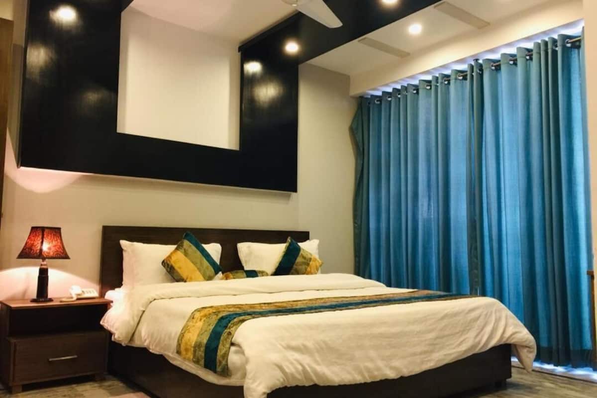 deluxe room | iron/ironing board, free wifi, bed sheets