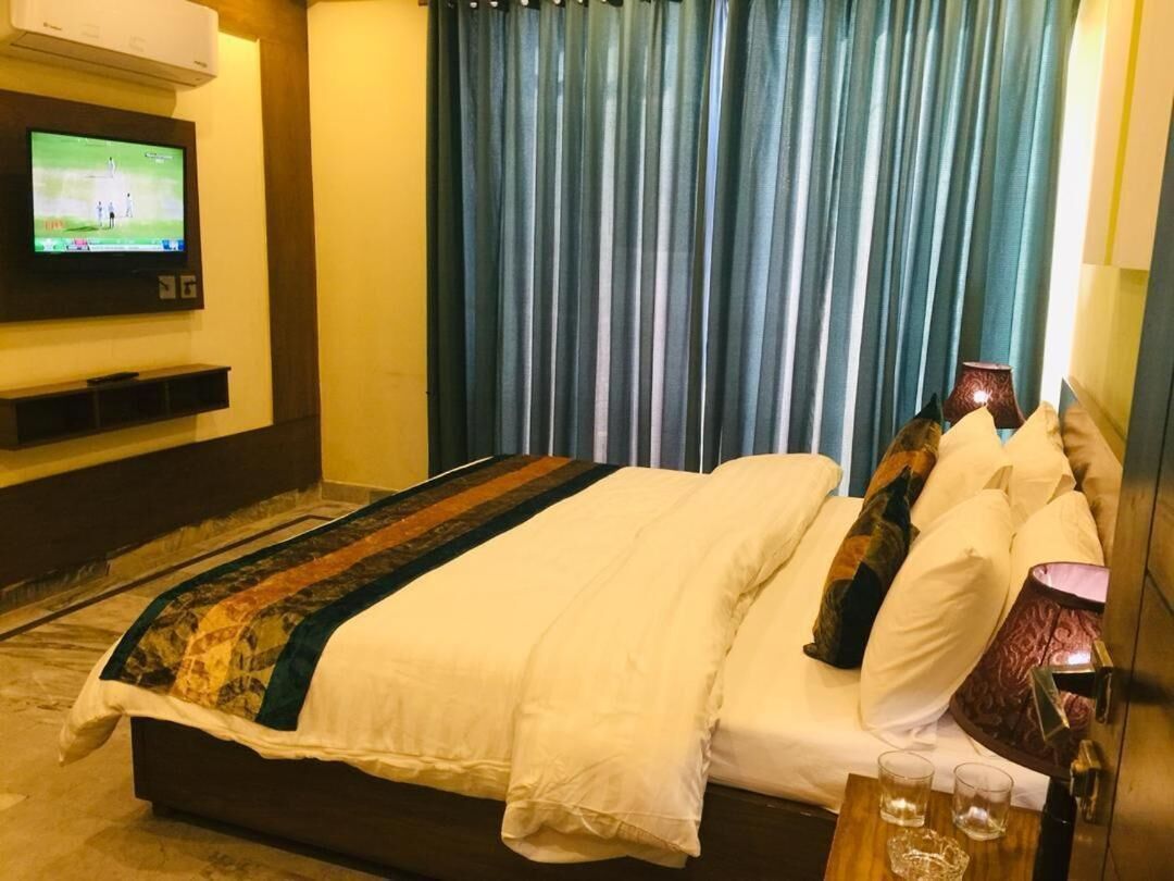 deluxe room | iron/ironing board, free wifi, bed sheets