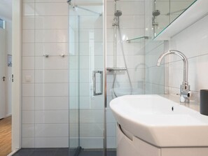 Bathtub, towels
