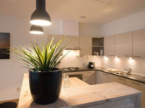 Fridge, oven, stovetop, dishwasher - Apartment in Scheveningen near the Harbor (Den Haag)