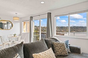 Smart TV - Waterview 2 Bedroom, Pet Friendly Duplex Unit (Bremerton)