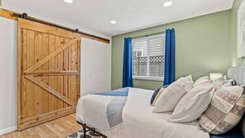 2 bedrooms, desk, iron/ironing board, travel crib