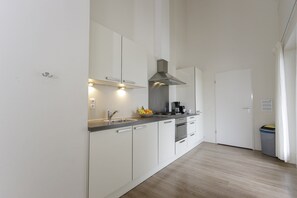 Micro-ondas, cooktop, lava-louças, cafeteira/chaleira