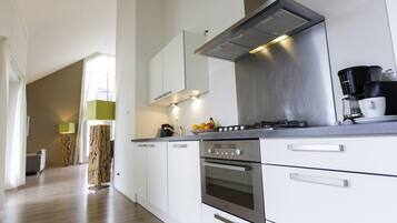 Microwave, stovetop, dishwasher, coffee/tea maker
