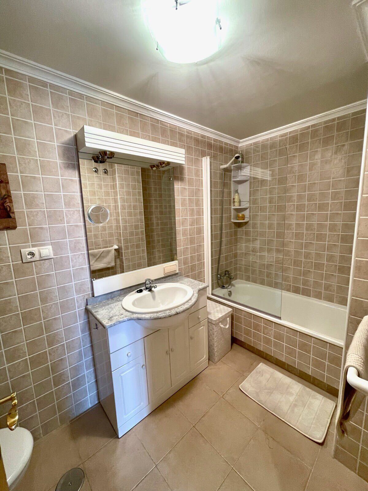 Douche, sèche-cheveux, serviettes fournies