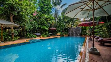 Una piscina al aire libre