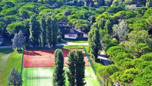Luchtbeeld van een woonwijk met huizen, groene gazons en sportvelden.