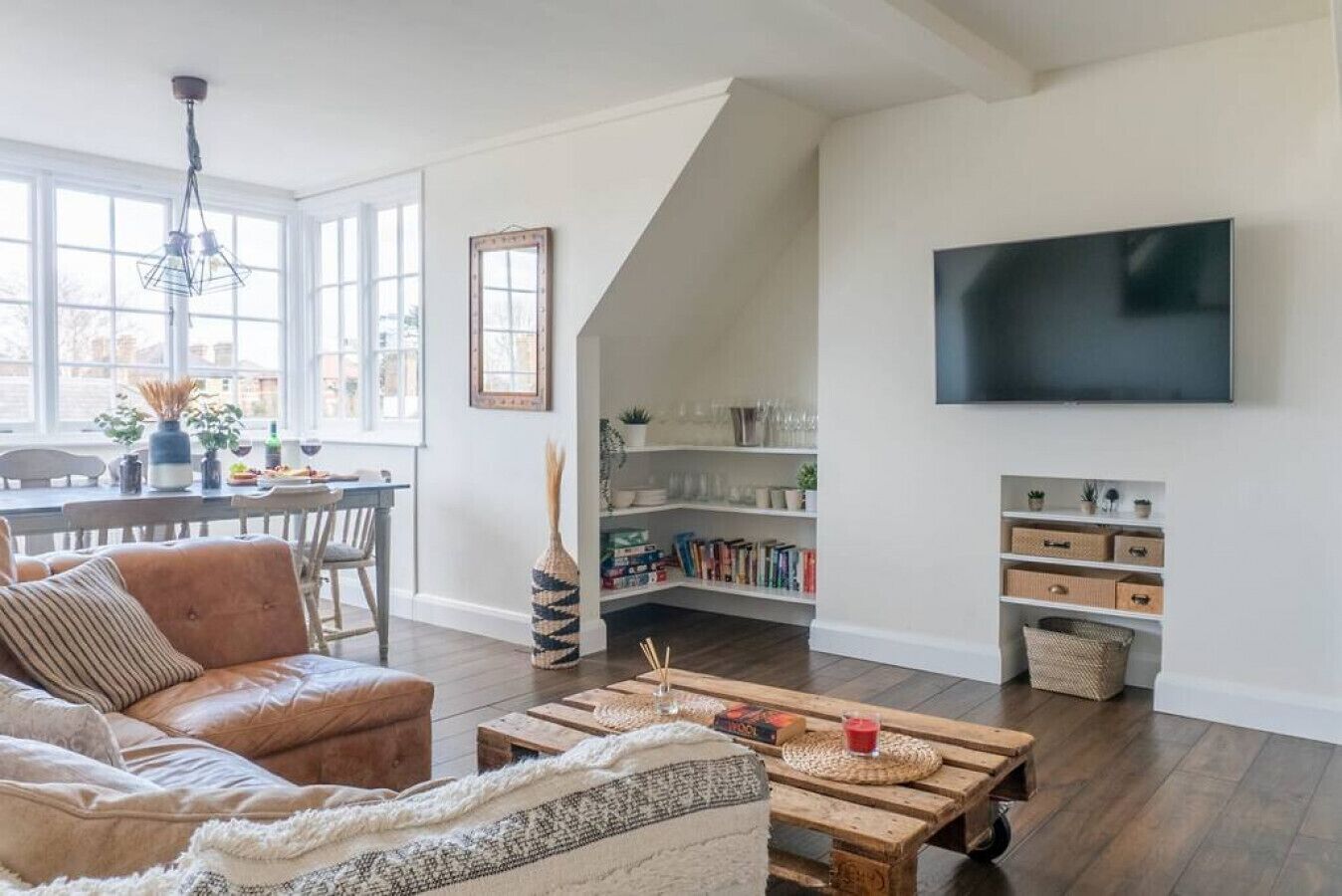 Smart-TV, bøker, stereoanlegg og kontorer