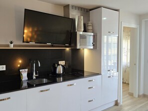 Fridge, microwave, dishwasher, coffee/tea maker - Del Parque Flats Flores Premium - Modern Apartment in Historic Málaga, Sleeps 4 (Málaga)