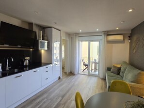 TV - Del Parque Flats Flores Premium - Modern Apartment in Historic Málaga, Sleeps 4 (Málaga)