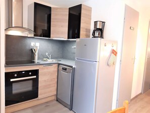 Micro-ondes, four, plaque de cuisson, lave-vaisselle