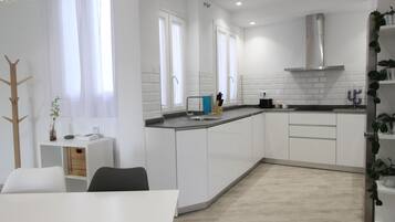 Frigorífico, microondas, horno y lavavajillas