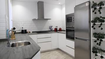 Refrigerador, microondas, horno y lavavajillas