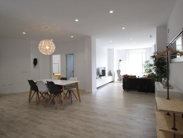 Interior - 3-bed, 2-bath apartment, equipped kitchen, central Malaga (Málaga)