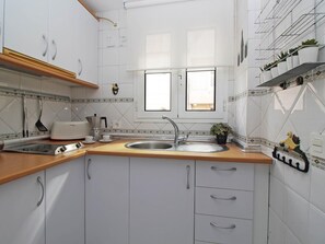 Jääkaappi, mikroaaltouuni, kahvin-/teenkeitin, leivänpaahdin