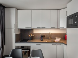 Wasserkocher mit Kaffee-/Teezubehör, Kühlschrank, Mikrowelle, Ofen