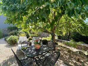 Dining - Tranquil Garden Retreat with Jacuzzi & Sauna near UNESCO Sites (Aiguilhe)