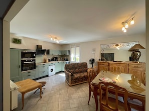 Interior - Tranquil Garden Retreat with Jacuzzi & Sauna near UNESCO Sites (Aiguilhe)