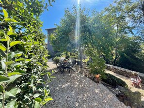 Property grounds - Tranquil Garden Retreat with Jacuzzi & Sauna near UNESCO Sites (Aiguilhe)