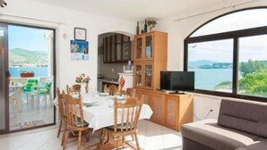 Leilighet (Three Bedroom Apartment with Terrace ) | Oppholdsrom | TV