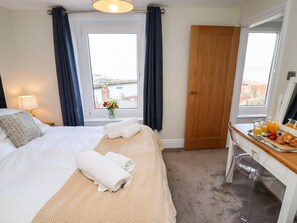 5 bedrooms, individually decorated, individually furnished, free WiFi - Mariner's Watch (Whitby)