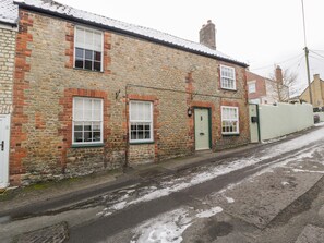 A stone building with a green door and white windows. - Granary Cottage (Warminster)