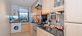 Riverview-2br-sleeps4-citycentre-parking-fastwifi