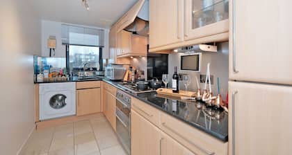 Riverview-2br-sleeps4-citycentre-parking-fastwifi
