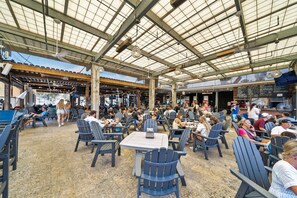 Outdoor dining - Commodores Retreat - 101 1 Bedroom Condo by RedAwning (Santa Rosa Beach)