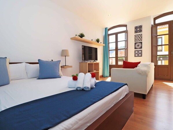 Free WiFi - Charming Central Studio in Historic Malaga, 15 Min Walk to Malagueta Beach (Málaga)