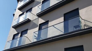 Un edificio de varios pisos con balcones y ventanas amplias.