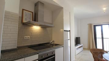 Frigorífico, microondas, cafetera o tetera y utensilios de cocina