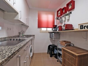 Wasserkocher mit Kaffee-/Teezubehör, Kühlschrank, Mikrowelle, Toaster