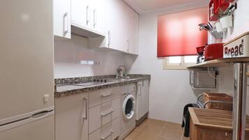 Refrigerador, microondas, cafetera/tetera, tostadora