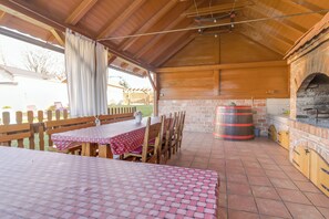 Maison Familiale, plusieurs chambres, 2 salles de bains (Rustic Cottage With Heated Pool) | Restauration extérieure