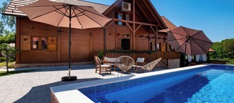 Rustic Cottage With Heated Pool