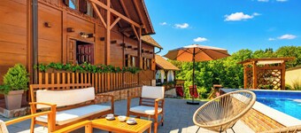 Rustic Cottage With Heated Pool