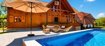 Rustic Cottage With Heated Pool