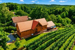 Familiehus - 4 soveværelser - 2 badeværelser - ved bjerg (Rustic Cottage With Heated Pool) | Udendørsområde